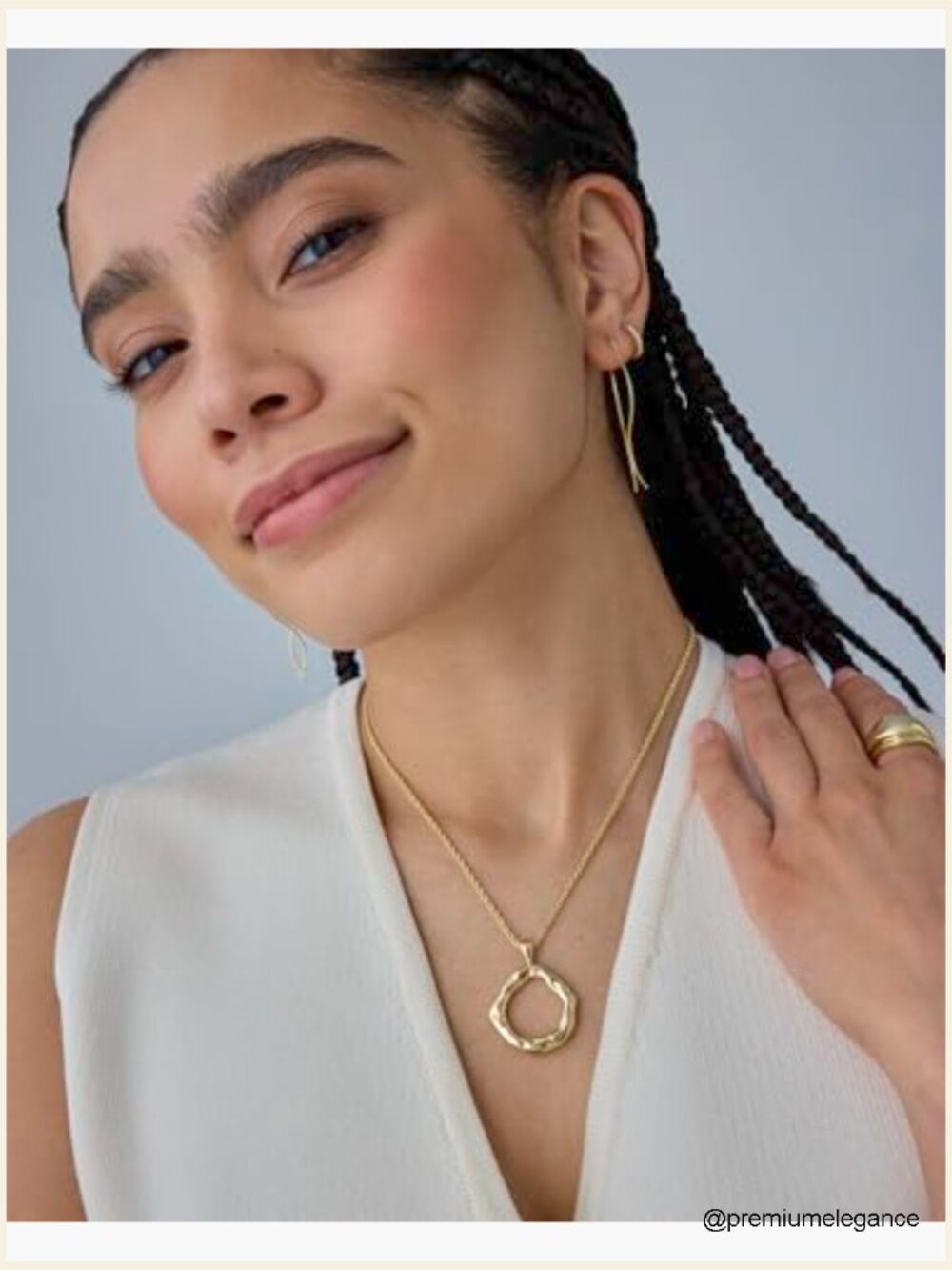 Hammered Circle Conch Seashell Pendant Necklace with Rope Chain - Picture 3 of 5